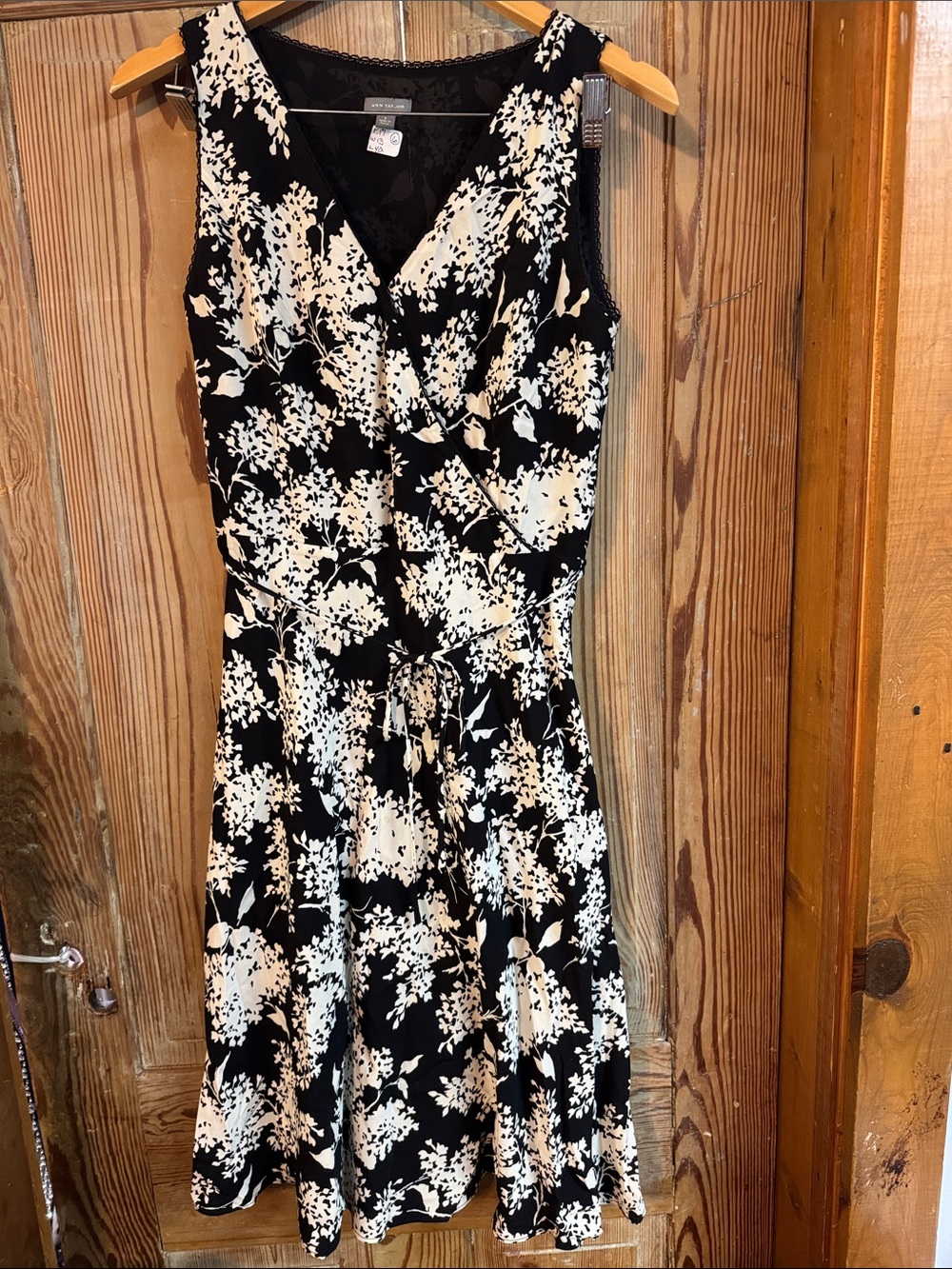 100% silk Ann Taylor 6 Sleeveless Black & cream Floral Wrap Dress